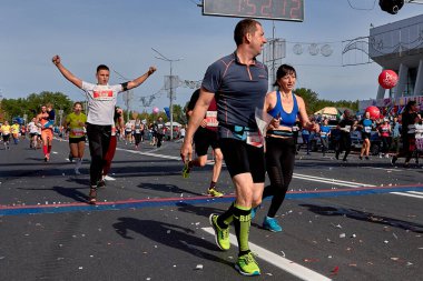 15 Eylül 2018 Minsk Belarus Yarı Maraton Minsk 2019 Birçok hızlı koşucu şehirde bir maraton yarışı sırasında bitirir..