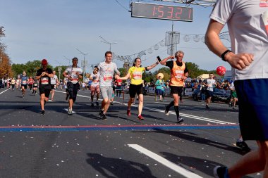 15 Eylül 2018 Minsk Belarus Yarı Maraton Minsk 2019 Mutlu yarışmacılar maratonun sonunda koşuyor.