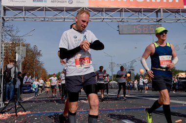 15 Eylül 2018 Minsk Belarus Yarı Maraton Minsk 2019 Sporcu Minsk Yarı Maratonu 'ndan sonra modern bir akıllı saate bakıyor.