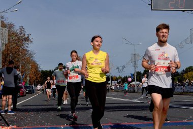 15 Eylül 2019 Minsk Belarus Atletleri bitiş çizgisi maratonundan sonra koşuyor. Sağlıklı yaşam tarzı.