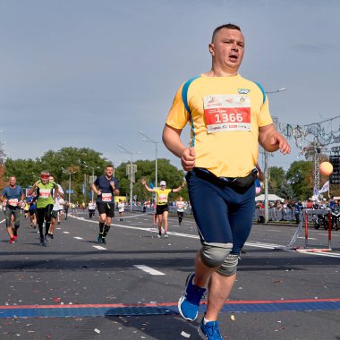 15 Eylül 2019 Minsk Belarus Yarı Maraton Minsk 2019 Maraton koşucusu şehir yolunda bitiş çizgisini geçiyor.