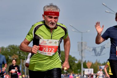 15 Eylül 2018 Minsk Belarus Yarı Maraton Minsk 2019 Yakın plan olgun bir yarışmacı maraton koşuyor.