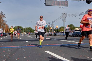 15 Eylül 2019 Minsk Belarus Maratonu erkek sporcusu kentteki bitiş çizgisini geçiyor