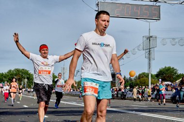 15 Eylül 2018 Minsk Belarus Yarı Maraton Minsk 2019 Katılımcıları bitiş çizgisini geçen kollarını kaldırarak kutluyor.