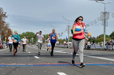 15 Eylül 2019 Minsk Belarus mutlu bir kadın maratonun bitiş çizgisini geçiyor.