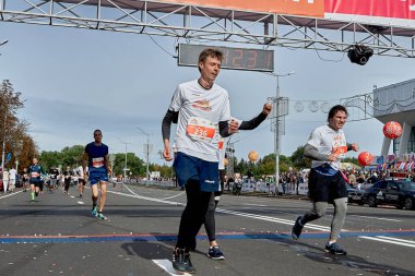 15 Eylül 2019 Minsk Belarus Yarı Maraton Minsk 2019 Yorgun katılımcılar şehrin asfalt yolunda maratonun bitiş çizgisini geçtiler..