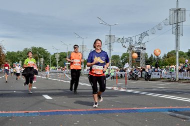 15 Eylül 2019 Minsk Belarus Duygusal bir kadın maratonun bitiş çizgisini geçiyor