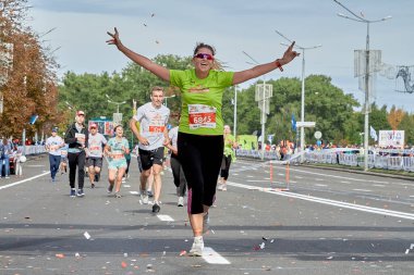 15 Eylül 2019 Minsk Belarus mutlu bir kadın kolları havada bir maraton koşuyor.