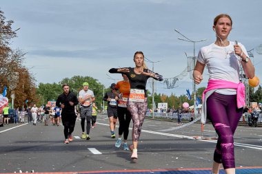 15 Eylül 2019 Minsk Belarus Aktif katılımcıları maratonun bitiş çizgisini geçtiler