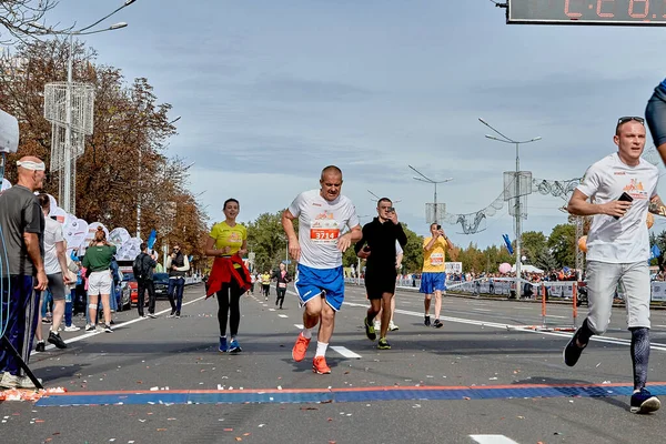 2019年9月15日白俄罗斯明斯克马拉松赛 参赛者跨越终点线 — 图库照片