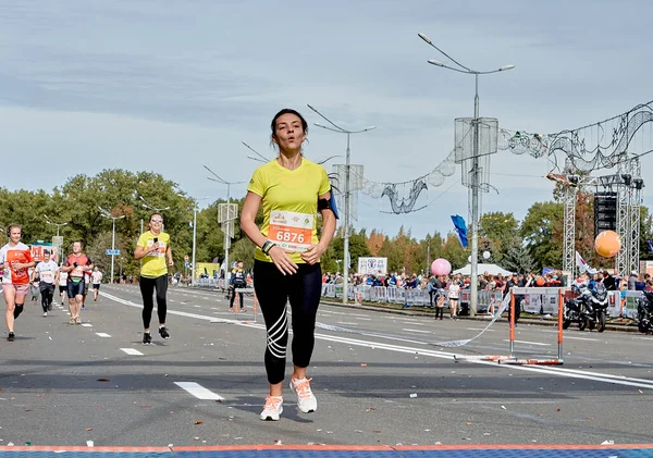 15 Eylül 2019 Minsk Belarus Bir kadının şehir yolundaki bitiş çizgisine koştuğu bir maraton