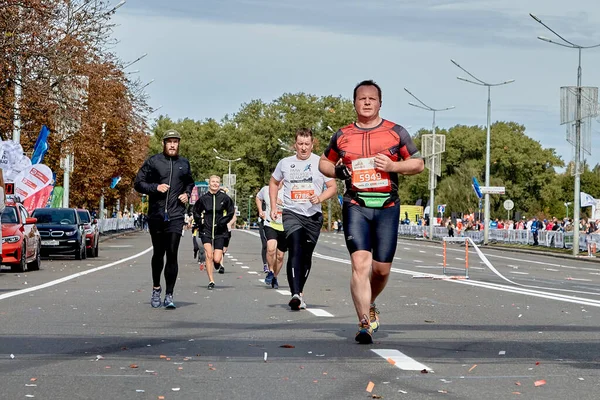 2019年9月15日 白俄罗斯明斯克 一场马拉松比赛 运动员沿着城市的道路跑步 健康的生活方式 — 图库照片