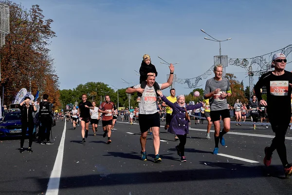 2019 Minsk Belarus Competitor Celebrate Marathon Πατέρας Piggyback Μικρό Γιο — Φωτογραφία Αρχείου