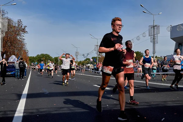 Setembro 2019 Maratona Minsk Belarus Corredores Rua Dia Outono — Fotografia de Stock