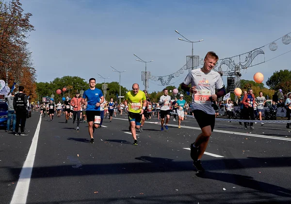 Setembro 2019 Minsk Belarus Competidor Cansado Maratona Corrida Estrada Pavimentada — Fotografia de Stock