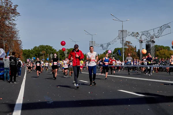 2019 Minsk Belarus Half Marathon Minsk 2019 Διαγωνιζόμενος Γιορτάζει Τον — Φωτογραφία Αρχείου