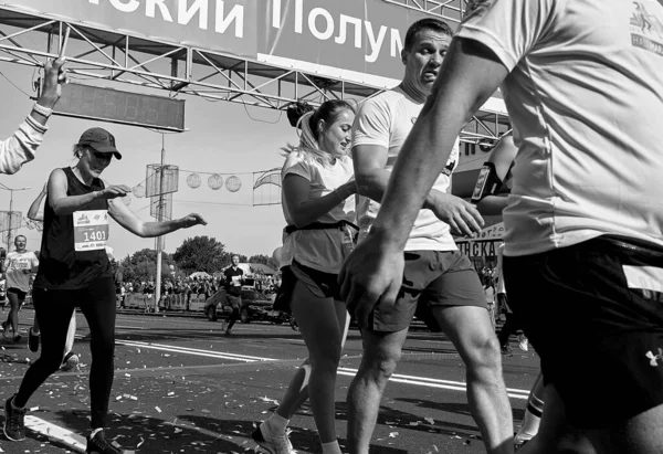2018年9月15日明斯克白俄罗斯半程马拉松赛2019年明斯克半程赛马会得手照片 马拉松赛赛跑者穿过终点线 身穿黑白相间的街道 — 图库照片