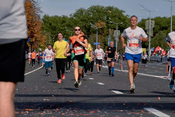 2018年9月15日ミンスクベラルーシハーフマラソンミンスク2019マラソン実行中のレース 都市道路上の人々の足 — ストック写真