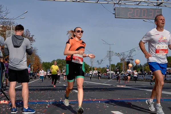 Wrzesień 2019 Mińsk Białoruś Piękna Kobieta Przemierza Metę Maratonu Zdrowy — Zdjęcie stockowe