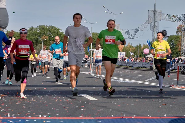 2018年9月15日明斯克白俄罗斯半程马拉松赛2019年明斯克马拉松赛跑比赛 人们踏上了城市的道路 — 图库照片