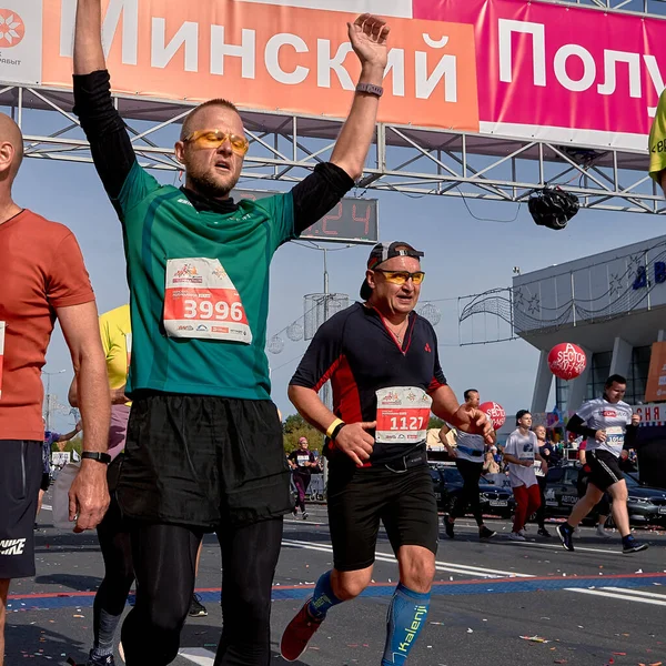 Septiembre 2019 Minsk Bielorrusia Los Felices Corredores Maratón Celebran Cruce — Foto de Stock