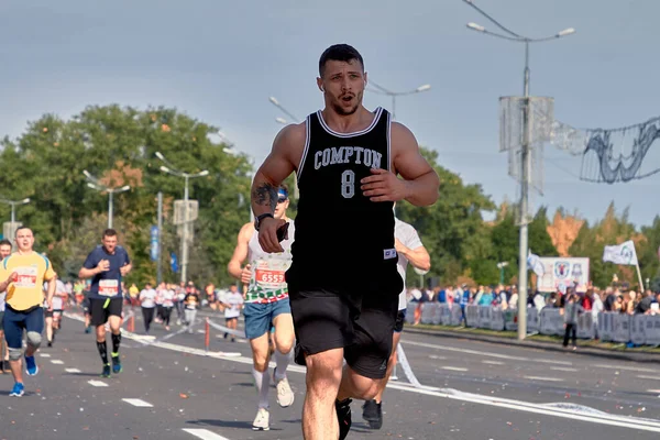 Setembro 2019 Minsk Belarus Belarus Atleta Cruza Linha Chegada Maratona — Fotografia de Stock