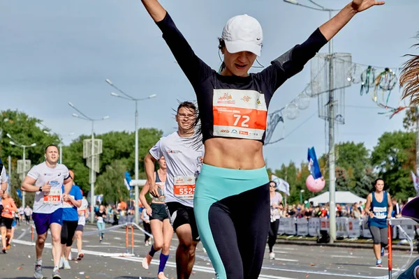 Wrzesień 2019 Mińsk Białoruś Białoruś Kobieta Świętuje Podniesionymi Ramionami Przekraczając — Zdjęcie stockowe