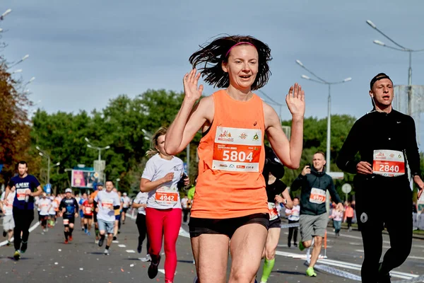 2019年9月15日白俄罗斯明斯克女运动员举臂越过终点线庆祝 — 图库照片