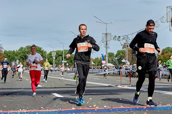 2018年9月15日ミンスクベラルーシハーフマラソンミンスク2019 街中の舗装道路のフィニッシュラインを横断する参加者 — ストック写真