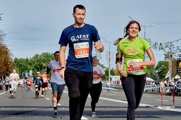 2018年9月15日明斯克白俄罗斯半程马拉松赛明斯克2019 城市里 快乐的男女运动员在铺好的道路上跨过终点线 — 图库照片