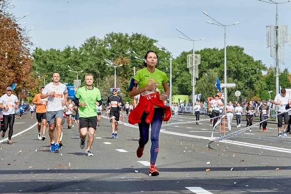 2018年9月15日ミンスクベラルーシハーフマラソンミンスク2019 マラソンランナーが舗装道路でゴールラインを越える — ストック写真