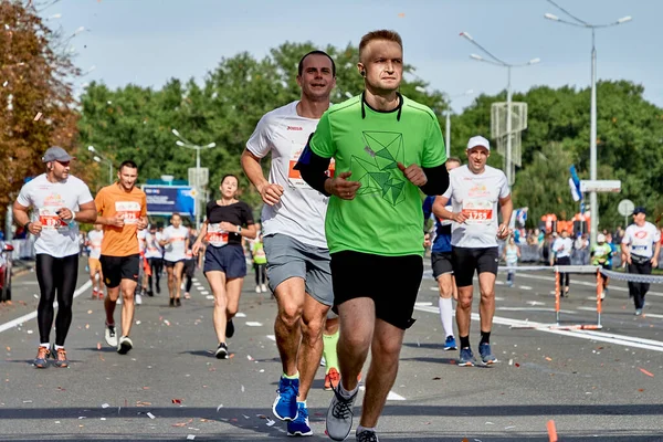 2019年9月15日白俄罗斯明斯克两名马拉松选手在一条城市道路上跑步 — 图库照片