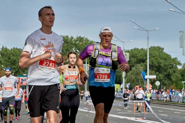 2018年9月15日明斯克白俄罗斯半程马拉松赛2019年明斯克马拉松赛选手在该市沥青路面上跑 — 图库照片