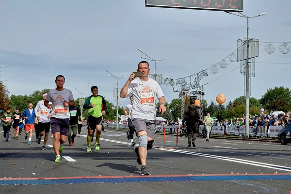 September 2018 Minsk Vitryssland Halvmaraton Minsk 2019 Deltagare Med Telefon — Stockfoto
