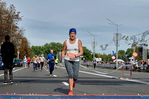 15 Eylül 2019 Minsk Belarus Kadın maratonun bitiş çizgisini geçiyor..