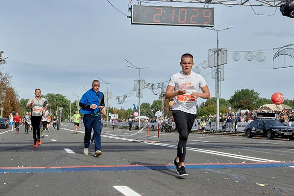 Eylül 2019 Minsk Belarus Yarı Maraton Minsk 2019 Atleti Telefona — Stok fotoğraf