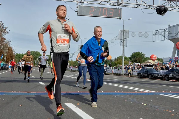 Eylül 2019 Minsk Belarus Maratonu Nun Bitiminden Sonra Koşan Iki — Stok fotoğraf