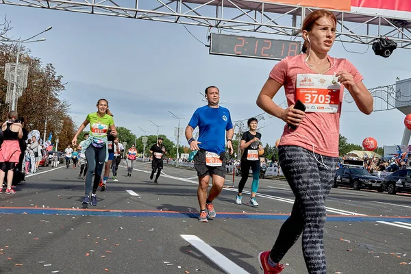 September 2019 Minsk Weißrussland Marathonläufer Überqueren Die Ziellinie Auf Einer — Stockfoto
