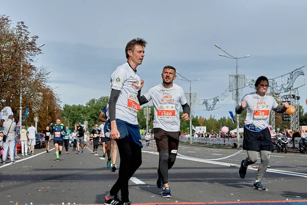 Eylül 2019 Minsk Belarus Katılımcıları Maratonun Bitiş Çizgisini Geçtiler — Stok fotoğraf