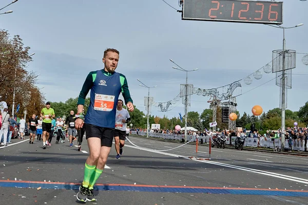 Eylül 2019 Minsk Belarus Bir Adam Maratonun Bitiş Çizgisini Geçiyor — Stok fotoğraf