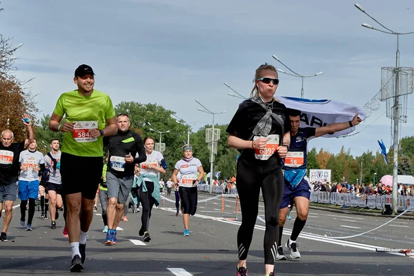 Вересня 2019 Року Бігуни Мінської Білорусі Включаючи Людину Прапором Біжить — стокове фото