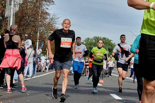 2019年9月15日白俄罗斯明斯克 一名成熟的运动员和其他选手一起跑马拉松 — 图库照片