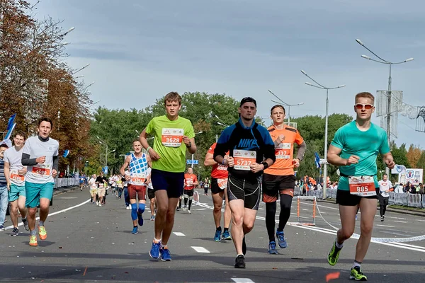 Eylül 2019 Minsk Belarus Katılımcıları Kentteki Bir Asfalt Yolda Koşuyorlar — Stok fotoğraf