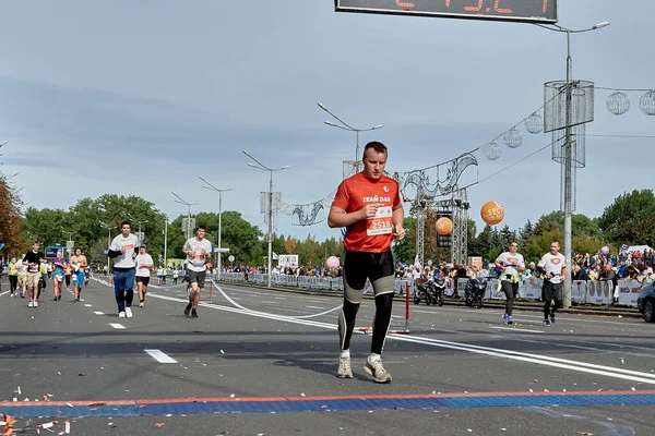 2019年9月15日 白俄罗斯明斯克 Minsk Belarus 参赛者在一条城市道路上跨过马拉松终点 — 图库照片