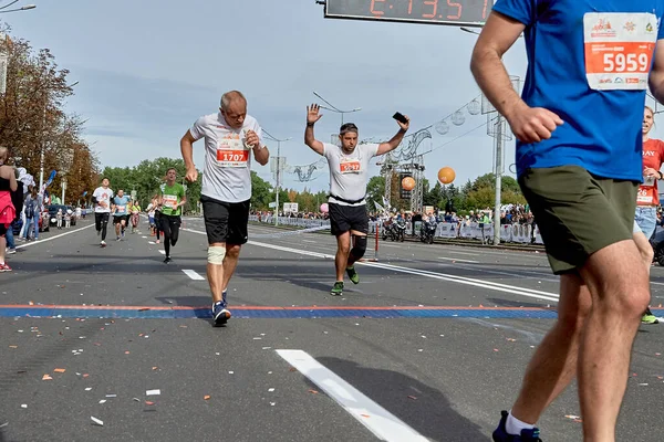 2019年9月15日ミンスクベラルーシ参加者はマラソンのフィニッシュラインを手を上げて祝う — ストック写真