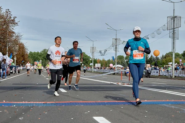 Eylül 2019 Minsk Belarus Maratonu Katılımcıları Şehrin Asfalt Yolunda Bitiş — Stok fotoğraf