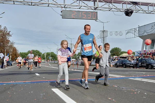 Eylül 2019 Minsk Belarus Mutlu Baba Ailesi Bir Kız Bir — Stok fotoğraf