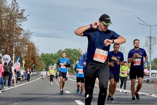 Eylül 2019 Minsk Belarus Bir Atlet Maraton Koşuyor Akıllı Saatlerindeki — Stok fotoğraf