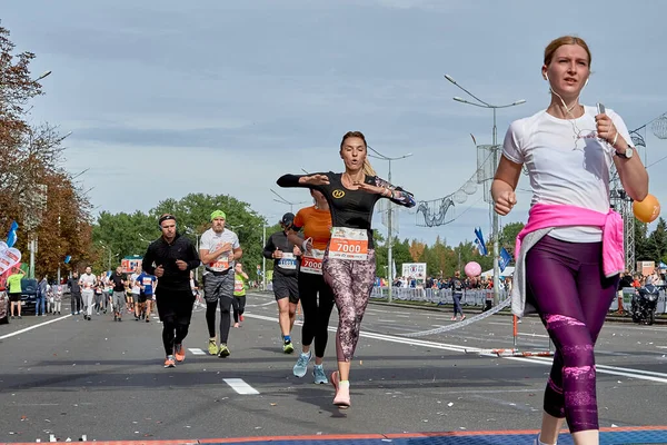 Setembro 2019 Minsk Belarus Participantes Ativos Cruzam Linha Chegada Maratona — Fotografia de Stock