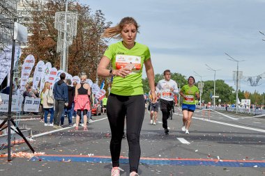 15 Eylül 2019 'da Minsk Belarus maratonun bitiş çizgisini geçen aktif bir kadının yakın çekimi